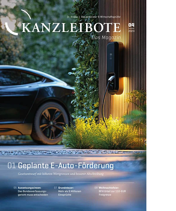 Das Magazin "Kanzleibote" zeigt auf dem Titelbild ein modernes Elektroauto, das an einem Wandlader aufgeladen wird, vor einer stilvollen Gartenlandschaft bei Dämmerungslicht. Der Titel und einige Artikelüberschriften sind klar sichtbar.
