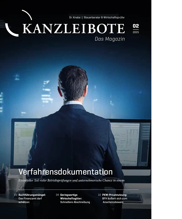 Das Cover des Magazins "Kanzleibote" zeigt einen Mann von hinten, der in einem Anzug vor einem Schreibtisch sitzt und auf einen Bildschirm schaut. In der oberen linken Ecke steht der Titel "Kanzleibote" und darunter "Das Magazin". Die Ausgabe ist die Nummer 02 aus dem Jahr 2025. Unter dem Titel steht "Verfahrensdokumentation" mit dem Hinweis auf betriebliche Prüfungen und unternehmerische Chancen.