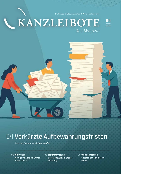 Das Magazin "Kanzleibote" zeigt auf dem Cover eine Illustration von einem Mann, der von hohen Stapeln von Dokumenten umgeben ist. Im Hintergrund stehen weitere Papierstapel und das Magazin enthält den Titel und das Datum "04 2023". Der Textblock in der unteren linken Ecke bezieht sich auf verkürzte Aufbewahrungsfristen.