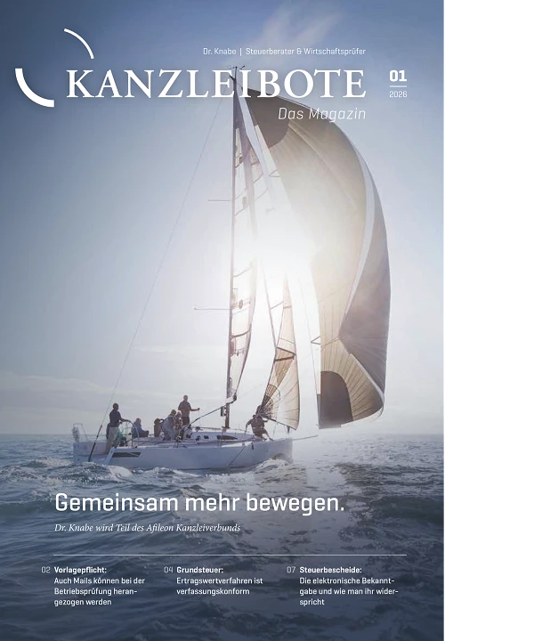 Eine Segelyacht gleitet über ruhiges Wasser im Hintergrund, während auf dem Cover des Magazins „KANZLEIBOTE“ in großen Buchstaben der Titel sowie der Untertitel „Gemeinsam mehr bewegen“ zu sehen sind. Am unteren Rand befindet sich die Information über den Herausgeber und das Erscheinungsdatum.