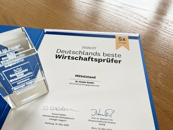 Ein Zertifikat, das die Auszeichnung "Deutschlands beste Wirtschaftsprüfer" für die Knabe GmbH im Mittelstand im Jahr 2026/27 zeigt, zusammen mit einem darauf abgestimmten Ehrenpreis.