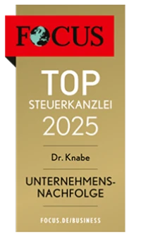 Das Bild zeigt ein goldfarbenes Auszeichnungszertifikat mit der Aufschrift "FOCUS TOP STEUERKANZLEI 2025", dem Namen "Dr. Knabe" und dem Zusatz "UNTERNEHMENS-NACHFOLGE". Oben links befindet sich das FOCUS-Logo mit einer stilisierten Weltkugel.
