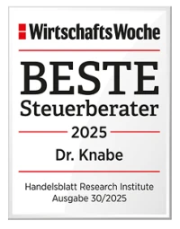 Die Abbildung zeigt ein Auszeichnungsschild mit dem Titel „BESTE Steuerberater 2025“ von „WirtschaftsWoche“, das den Namen „Dr. Knabe“ enthält. Darunter befindet sich der Hinweis auf das Handelsblatt Research Institute und die Ausgabe 30/2025.