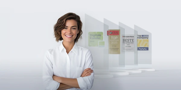 Eine lächelnde Frau in einem weißen Hemd steht mit verschränkten Armen vor mehreren transparenten Trophäen und Auszeichnungen, die hinter ihr angeordnet sind.