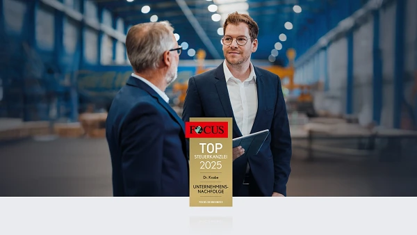 Zwei Männer stehen in einer Lagerhalle und sprechen miteinander, während einer von ihnen ein Tablet in der Hand hält. Im Vordergrund ist ein Zertifikat mit der Aufschrift „FOCUS TOP STEUERKANDEL 2025“ abgebildet.
