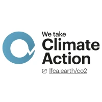 Ein Logo mit einem stilisierten blauen Kreis und dem Text "We take Climate Action" in schwarzer Schrift, gefolgt von einer URL.