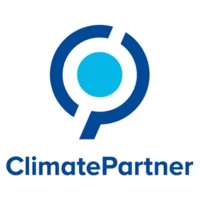 Das Logo von ClimatePartner zeigt einen blauen Kreisbogen mit einem inneren blauen Punkt und dem Schriftzug „ClimatePartner“ darunter.