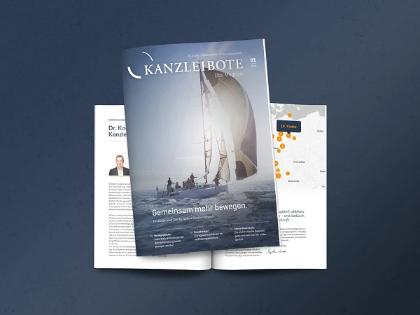 Das Bild zeigt eine Zeitschrift mit dem Titel "Kanzleibote", auf deren Vorderseite ein Segelboot abgebildet ist. Neben der Zeitschrift liegt ein offenes Dokument mit einer Karte und Markierungen. Auf der linken Seite ist ein Porträt einer Person sowie ein kurzer Text.