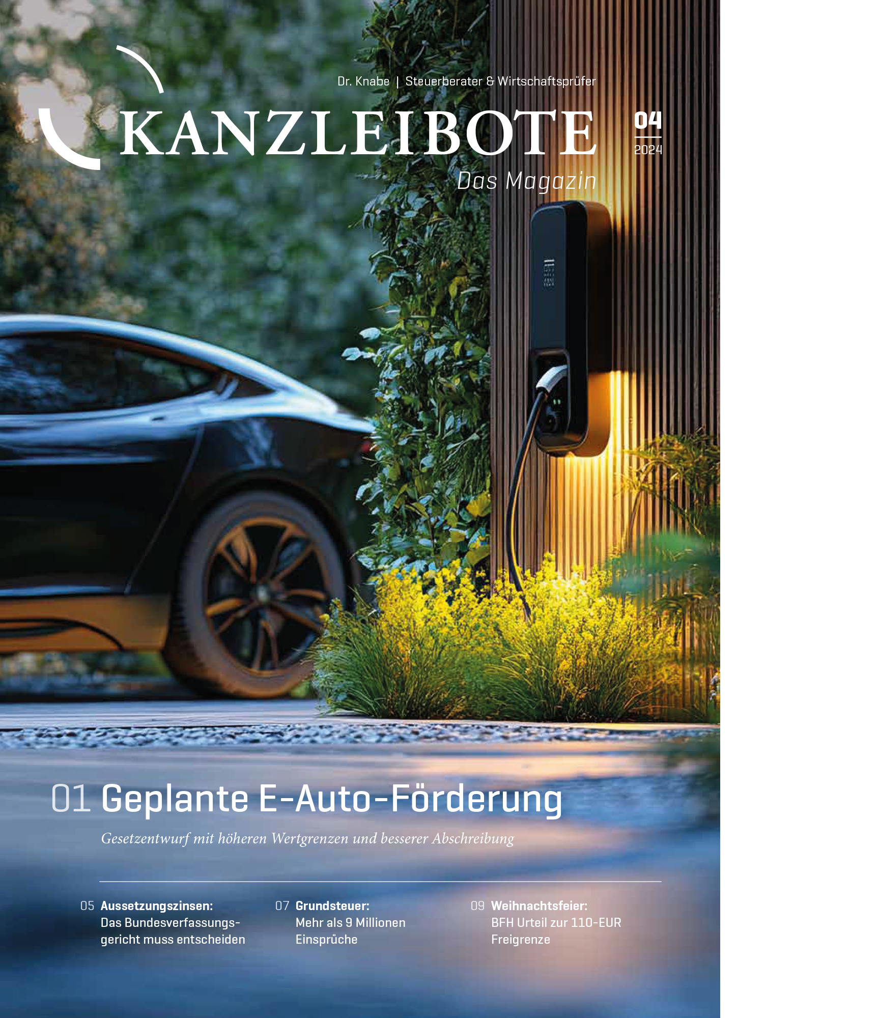 Das Magazin "Kanzleibote" zeigt auf dem Titelbild ein modernes Elektroauto, das an einem Wandlader aufgeladen wird, vor einer stilvollen Gartenlandschaft bei Dämmerungslicht. Der Titel und einige Artikelüberschriften sind klar sichtbar.