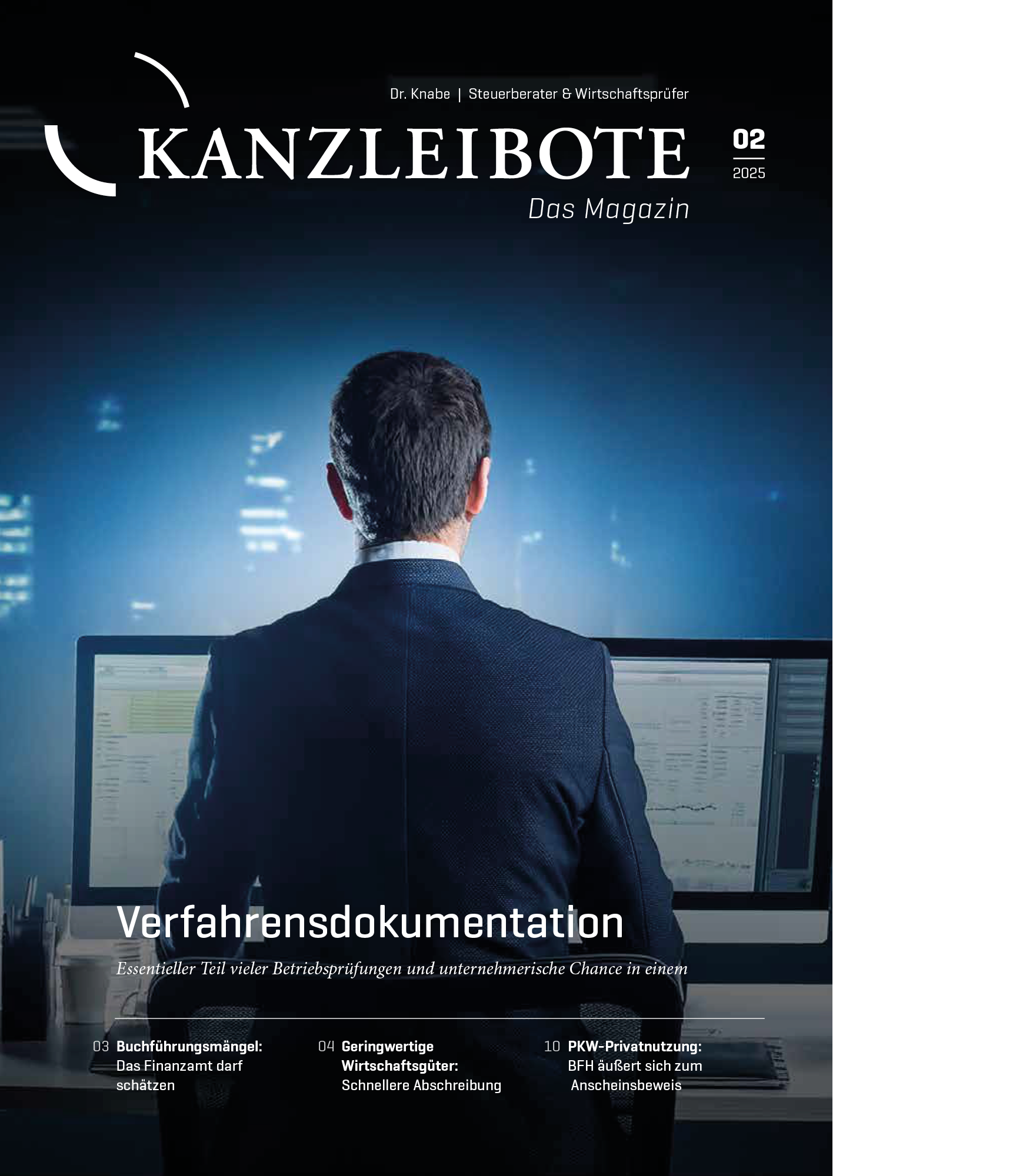 Das Cover des Magazins "Kanzleibote" zeigt einen Mann von hinten, der in einem Anzug vor einem Schreibtisch sitzt und auf einen Bildschirm schaut. In der oberen linken Ecke steht der Titel "Kanzleibote" und darunter "Das Magazin". Die Ausgabe ist die Nummer 02 aus dem Jahr 2025. Unter dem Titel steht "Verfahrensdokumentation" mit dem Hinweis auf betriebliche Prüfungen und unternehmerische Chancen.