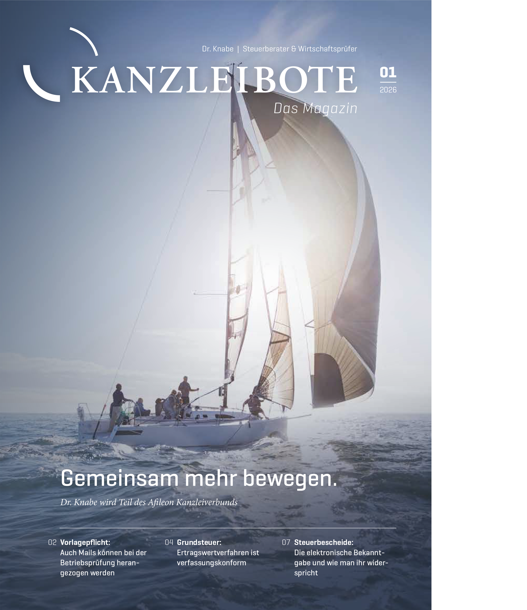 Eine Segelyacht gleitet über ruhiges Wasser im Hintergrund, während auf dem Cover des Magazins „KANZLEIBOTE“ in großen Buchstaben der Titel sowie der Untertitel „Gemeinsam mehr bewegen“ zu sehen sind. Am unteren Rand befindet sich die Information über den Herausgeber und das Erscheinungsdatum.
