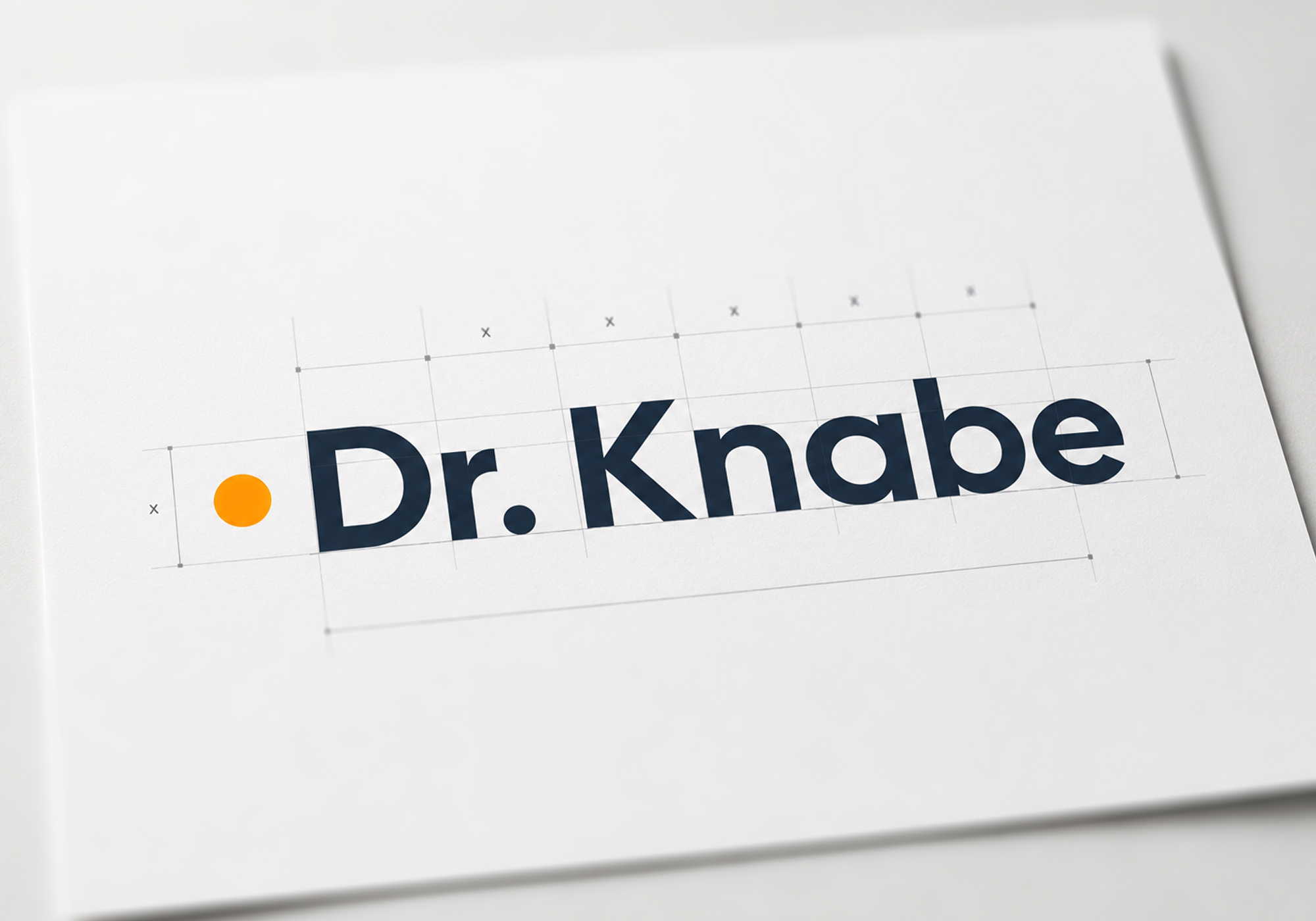 Das Bild zeigt ein Logo mit dem Schriftzug "Dr. Knabe", dargestellt in einer modernen, klaren Schriftart. Neben dem Schriftzug befindet sich ein orange Punkt. Der Hintergrund ist hell und das Design ist in einem minimalistischen Stil gehalten.