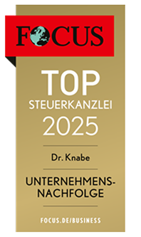 Das Bild zeigt ein goldfarbenes Auszeichnungszertifikat mit der Aufschrift "FOCUS TOP STEUERKANZLEI 2025", dem Namen "Dr. Knabe" und dem Zusatz "UNTERNEHMENS-NACHFOLGE". Oben links befindet sich das FOCUS-Logo mit einer stilisierten Weltkugel.