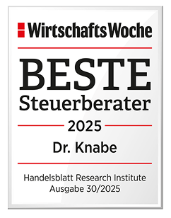 Die Abbildung zeigt ein Auszeichnungsschild mit dem Titel „BESTE Steuerberater 2025“ von „WirtschaftsWoche“, das den Namen „Dr. Knabe“ enthält. Darunter befindet sich der Hinweis auf das Handelsblatt Research Institute und die Ausgabe 30/2025.