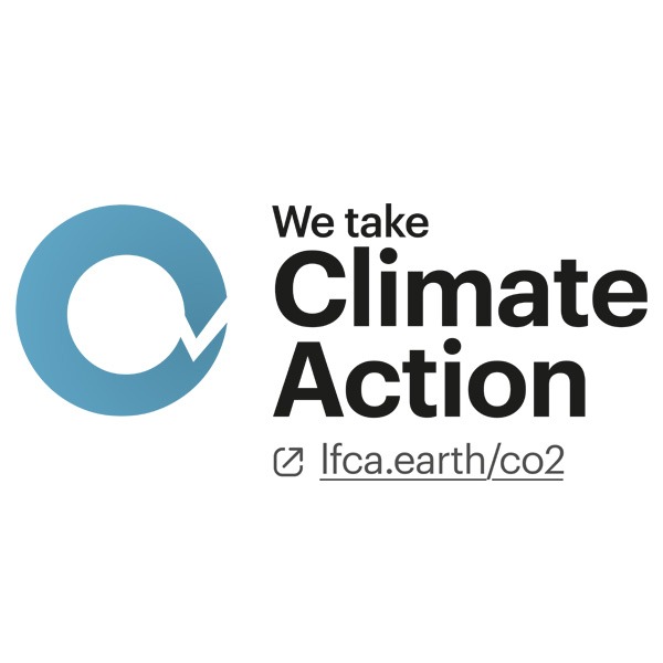Ein Logo mit einem stilisierten blauen Kreis und dem Text "We take Climate Action" in schwarzer Schrift, gefolgt von einer URL.