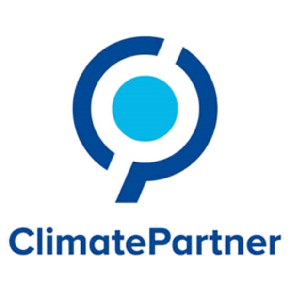 Das Logo von ClimatePartner zeigt einen blauen Kreisbogen mit einem inneren blauen Punkt und dem Schriftzug „ClimatePartner“ darunter.