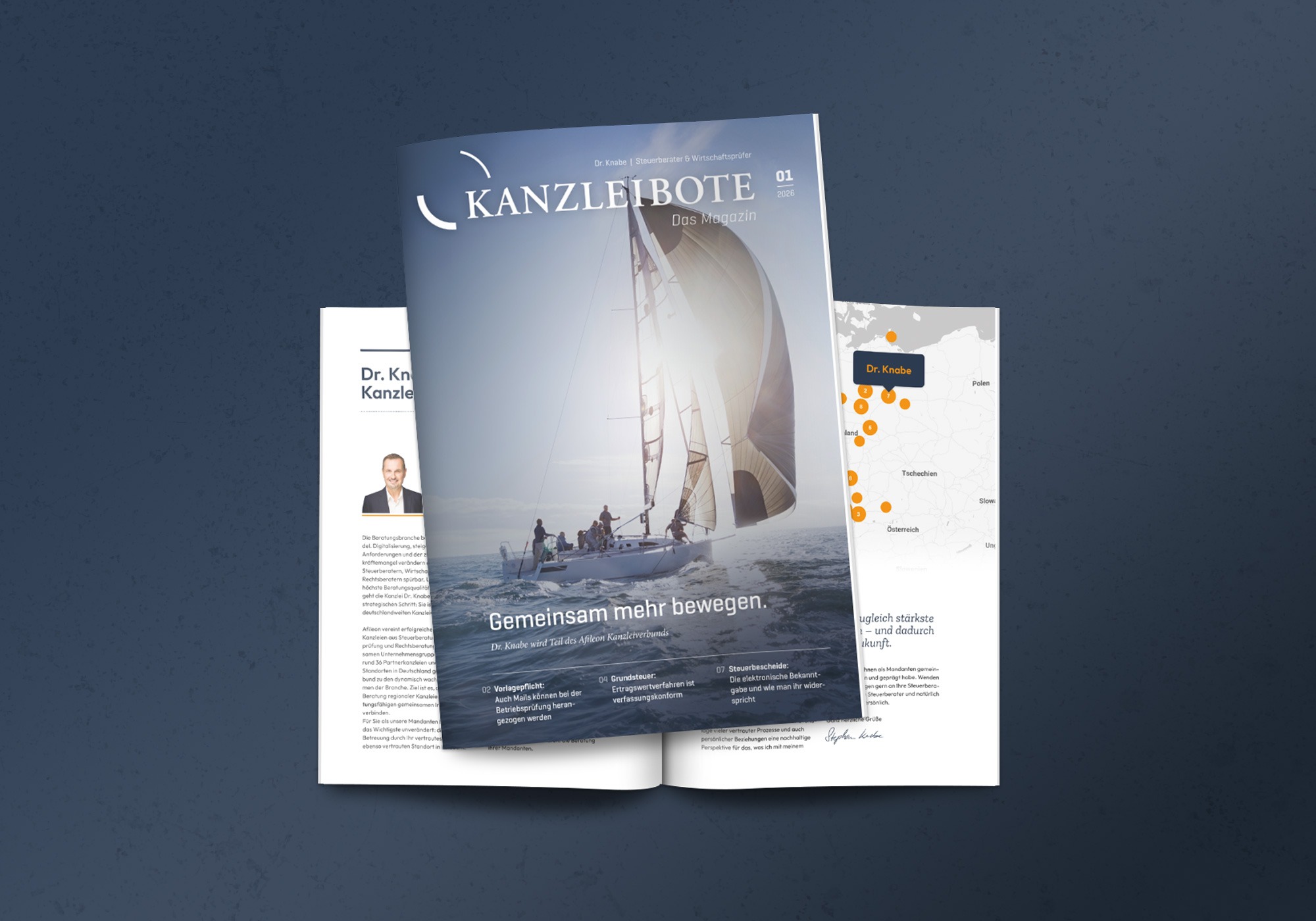 Das Bild zeigt eine Zeitschrift mit dem Titel "Kanzleibote", auf deren Vorderseite ein Segelboot abgebildet ist. Neben der Zeitschrift liegt ein offenes Dokument mit einer Karte und Markierungen. Auf der linken Seite ist ein Porträt einer Person sowie ein kurzer Text.