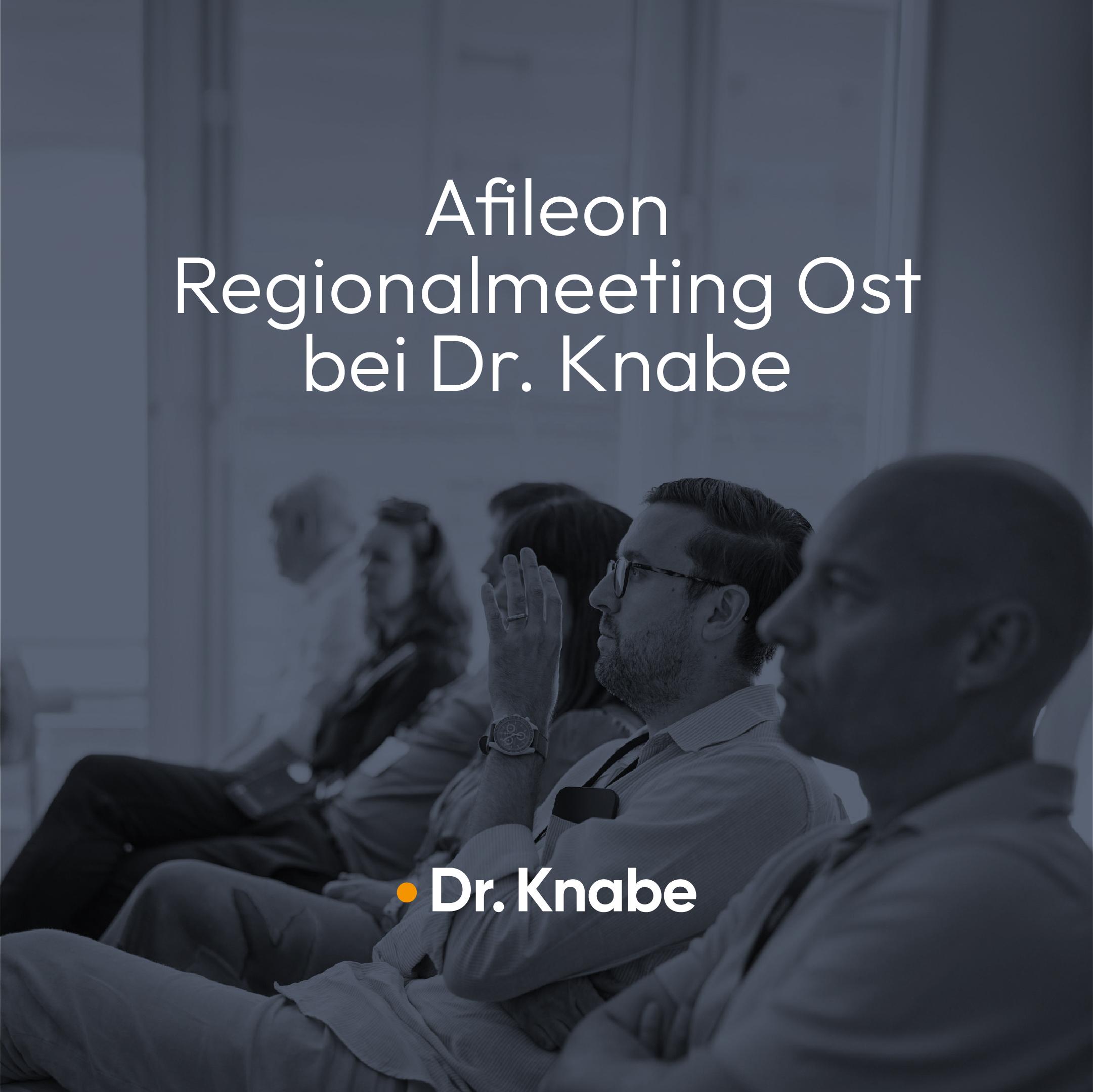 Das Bild zeigt eine Gruppe von Personen, die während eines Regionalmeetings bei Dr. Knabe aufmerksam sitzen und zuhören. Im Vordergrund sind zwei Männer zu sehen, die nachdenklich wirken, während der Hintergrund unscharf ist und weitere Teilnehmende zeigt. Oben auf dem Bild steht der Text: „Afileon Regionalmeeting Ost bei Dr. Knabe“. Unten ist das Logo „Dr. Knabe“ zu sehen.